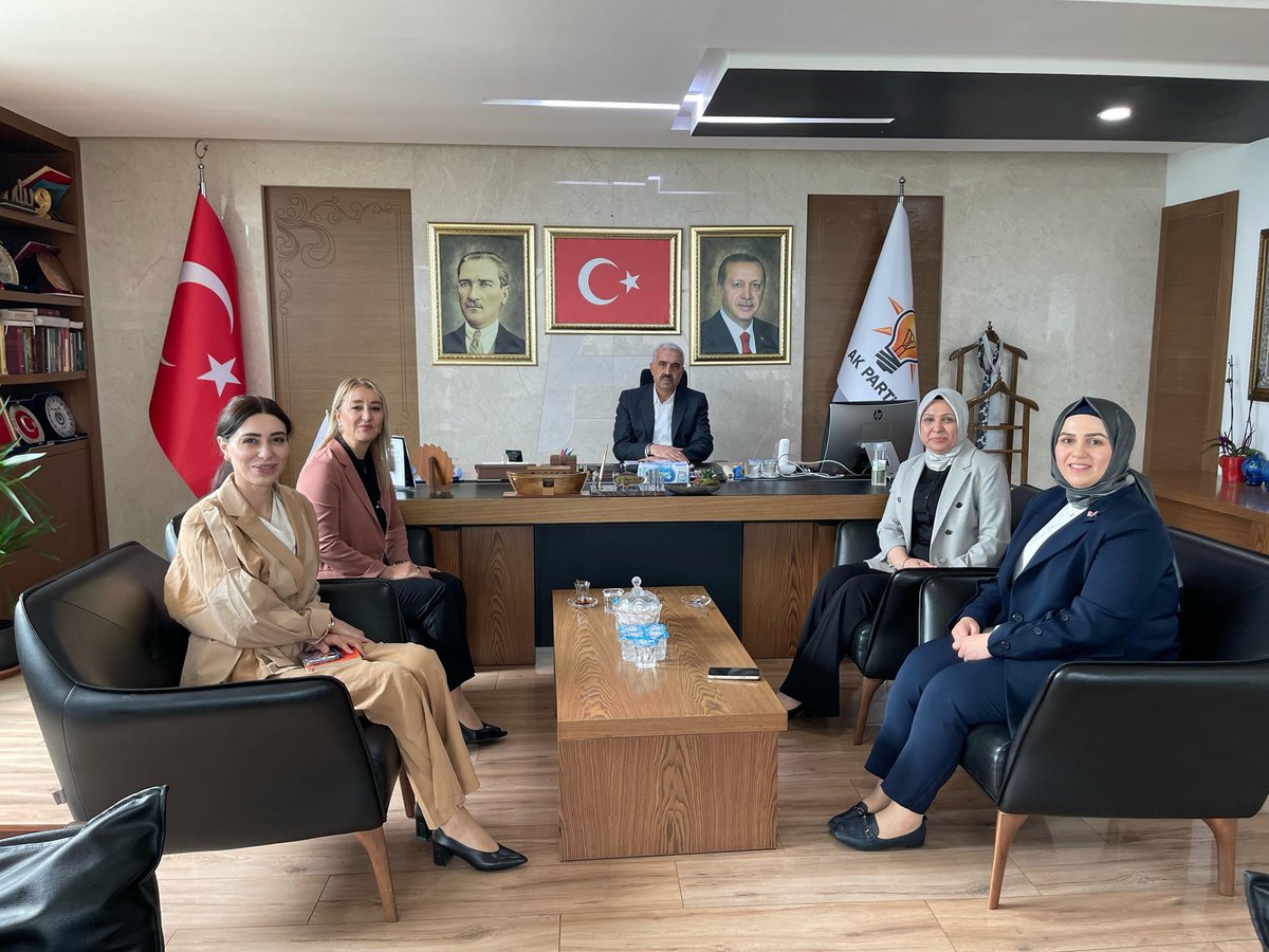 GM Kadın K. Başkan Yardımcısı ve İnsan Hakları Başkanımız Sn. Gerçek Tekin, MKYK Üyemiz ve Bölge Sorumlumuz Sn. Sevil Can, MKYK Üyemiz ve İl Koordinatörümüz Sn. Av. Büşra Gölgül ve İl Kadın K. Başkanımız Sn. <a href="/mervenurseyit/">Ecz.Mervenur Seyit Beşe</a>, İl Başkanımız Sn. <a href="/omer_iler/">Ömer İler</a> ’i makamında ziyaret etti.