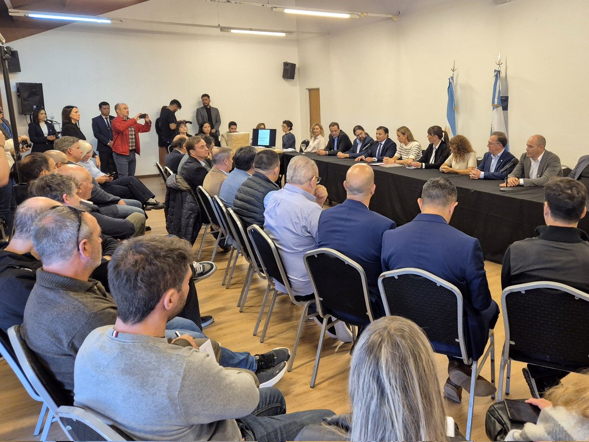 tanapasqualini's tweet photo. Junto a @julietacorroza participé de la apertura de sobres para la ampliación de la planta potabilizadora Mari Menuco.
☝🏼Obra clave para mejorar la infraestructura de distribución de agua en la región, que llegará a más barrios y mejorará la calidad de vida de las y los vecinos. https://t.co/QA89KnK98h