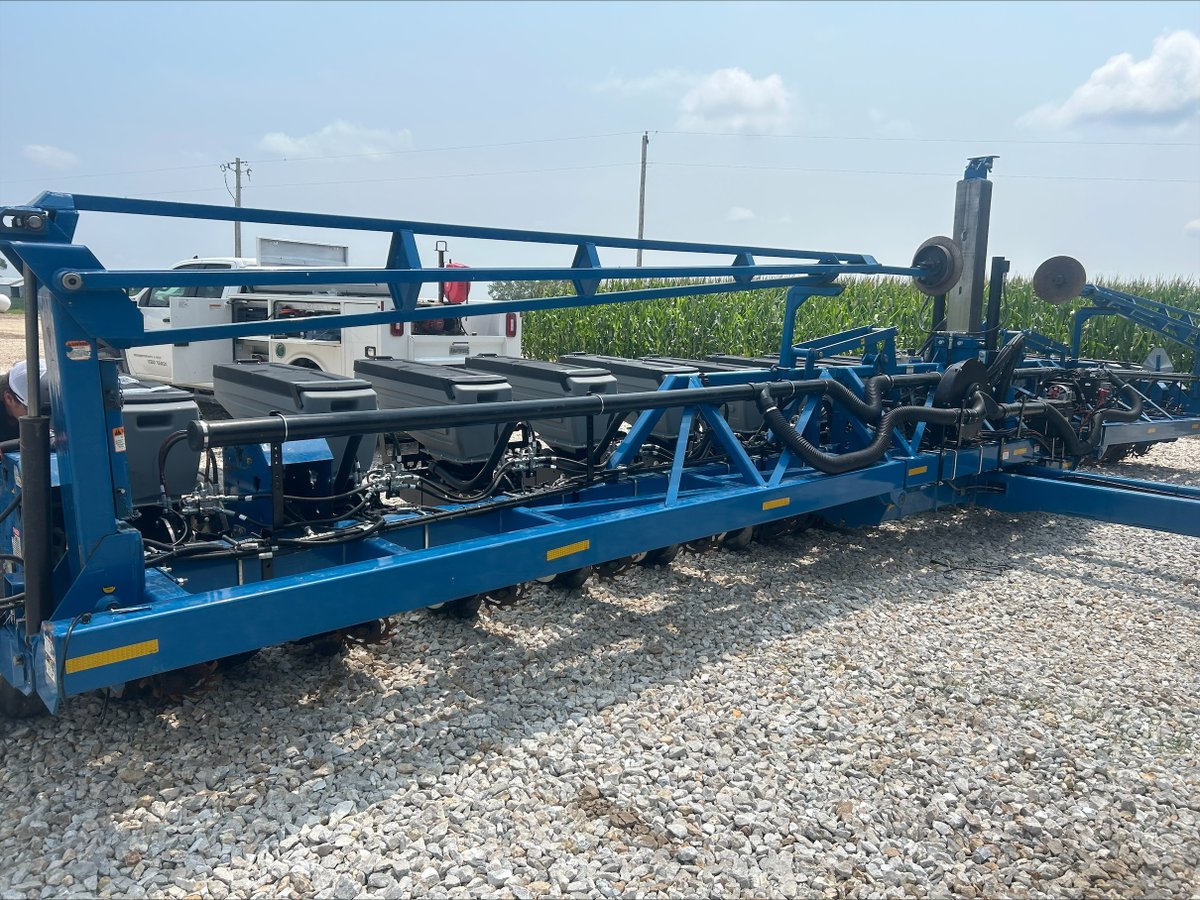 Wanna see a magic trick? We didn’t swap out the 16-row planter—we just hit the go-fast button. 🚀 Jumped from 5 to 7.5 mph and voilà… it’s planting like a 24-row beast. 💪
But wait, we also went from 60 acres per fill to 125....That’s not just an upgrade. Want to talk more? 😎