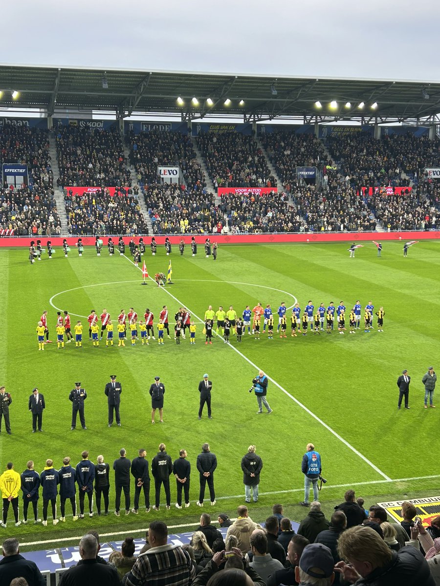 Unieke start van de 80-jaar bevrijdingswesstrijd <a href="/SCCambuurLwd/">SC Cambuur</a> - <a href="/MijnVitesse/">Vitesse</a>. Cambuur in Canadese shirts.