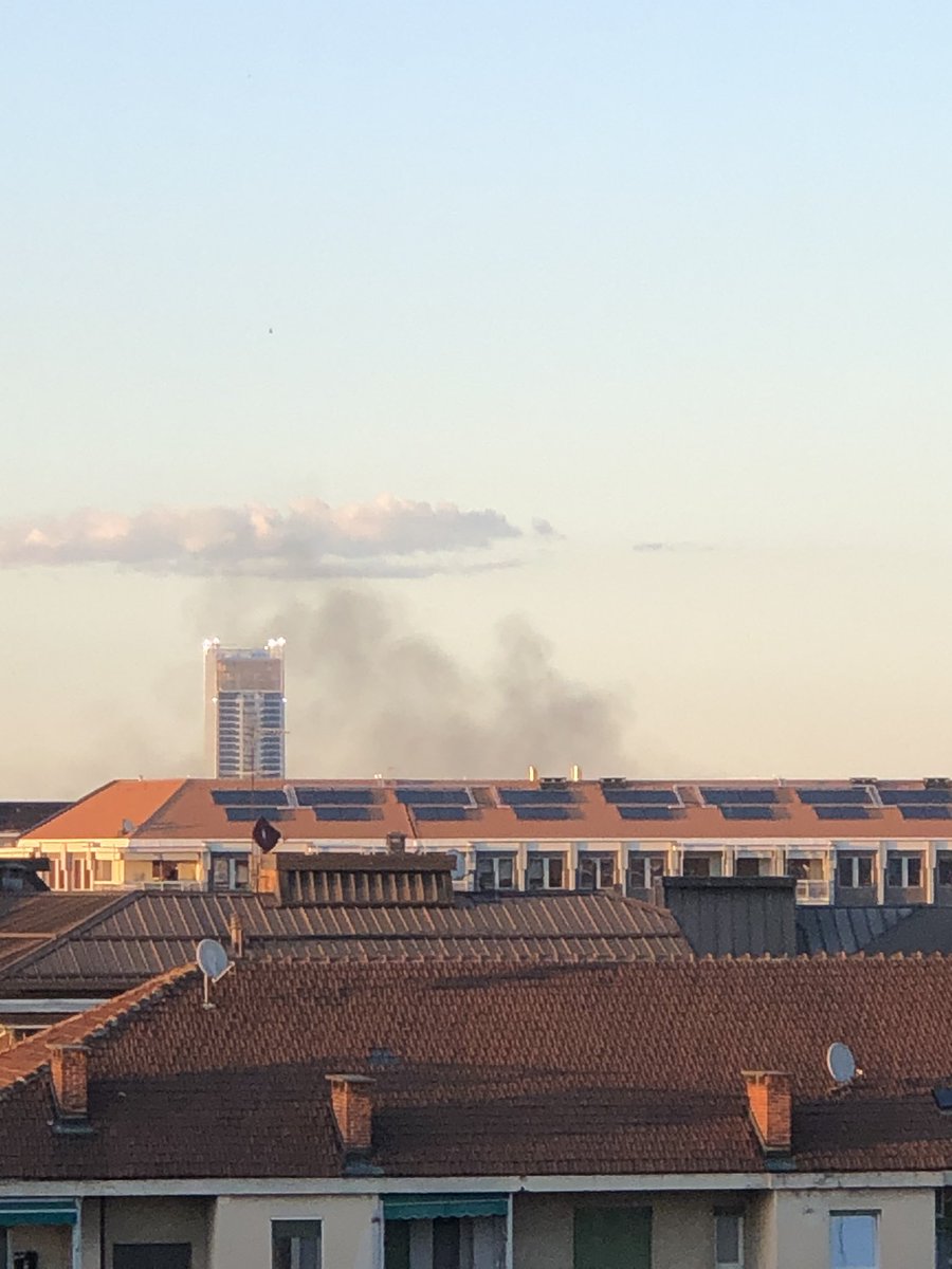 Vedo nube di fumo nero verso zona centrale di #Torino, qualcuno sa dirmi cosa sta succedendo?
