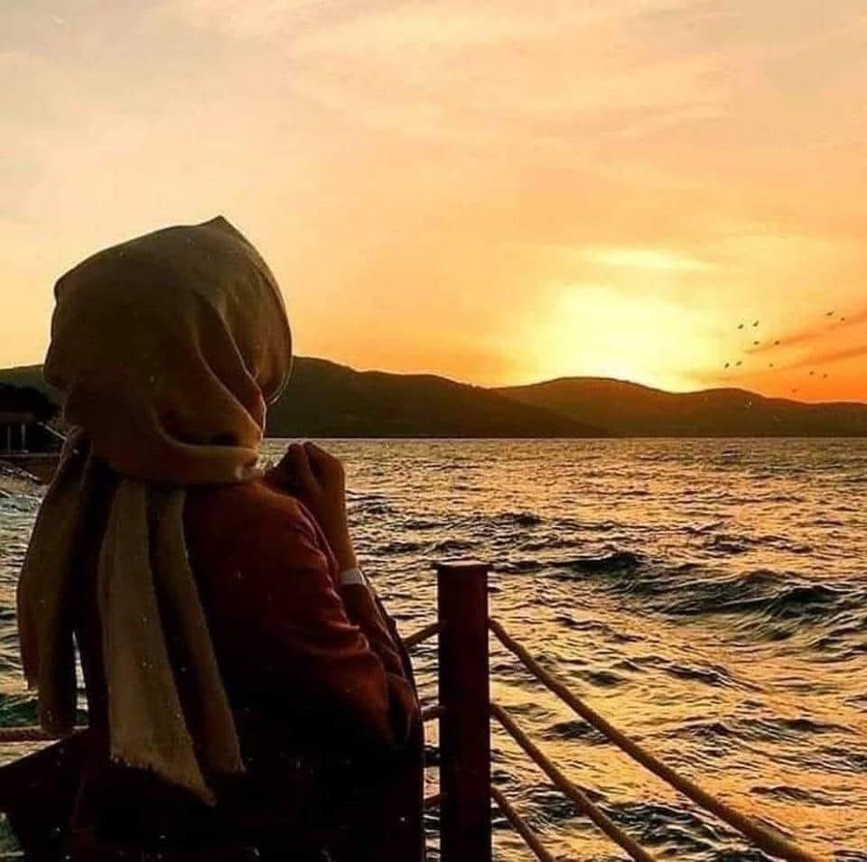 |

Çocukken anneme sormuştum..

Neden masallar “Bir var, bir yok” diye başlar.
Büyüyünce öğrenirsin demişti.

Öğrendim..!

_______