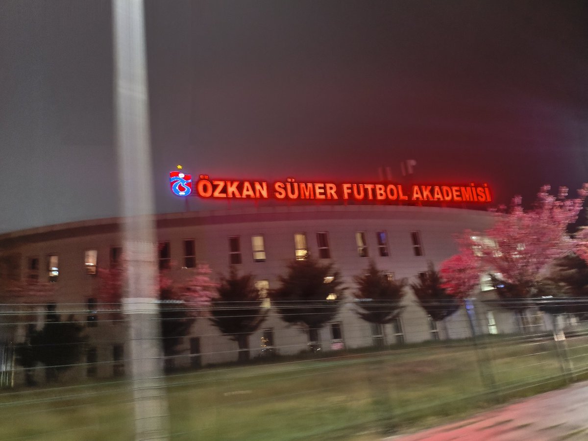 Dün gördüklerimden sonra gram şaşırmıyorum şu olaya. Dünya üzerinde futbolla kafayı bu kadar bozmuş 2. Bir şehir var mıdır emin değilim. Futbolla ilgilenen, kafa yoran herkesin bir kere gidip gözlemlemesi lazım. 

Uçaktan indik, 2 adım attık, havaalanı görevlisi, akşam sıkı maç