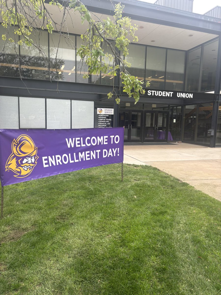 AdmissionsDC3's tweet photo. Happy Friday and happy 2nd Enrollment Day. #FutureConqs https://t.co/WlbCYksX1p