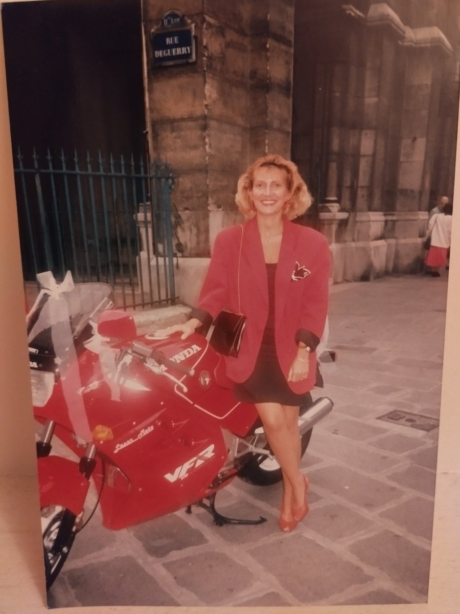 Ah les années 1980, souvenirs, souvenirs
Paris, le disco 💃, la moto..❤️‍🔥🇫🇷
Époque toute en légèreté, joyeuse, insouciante...
La dolce vitae