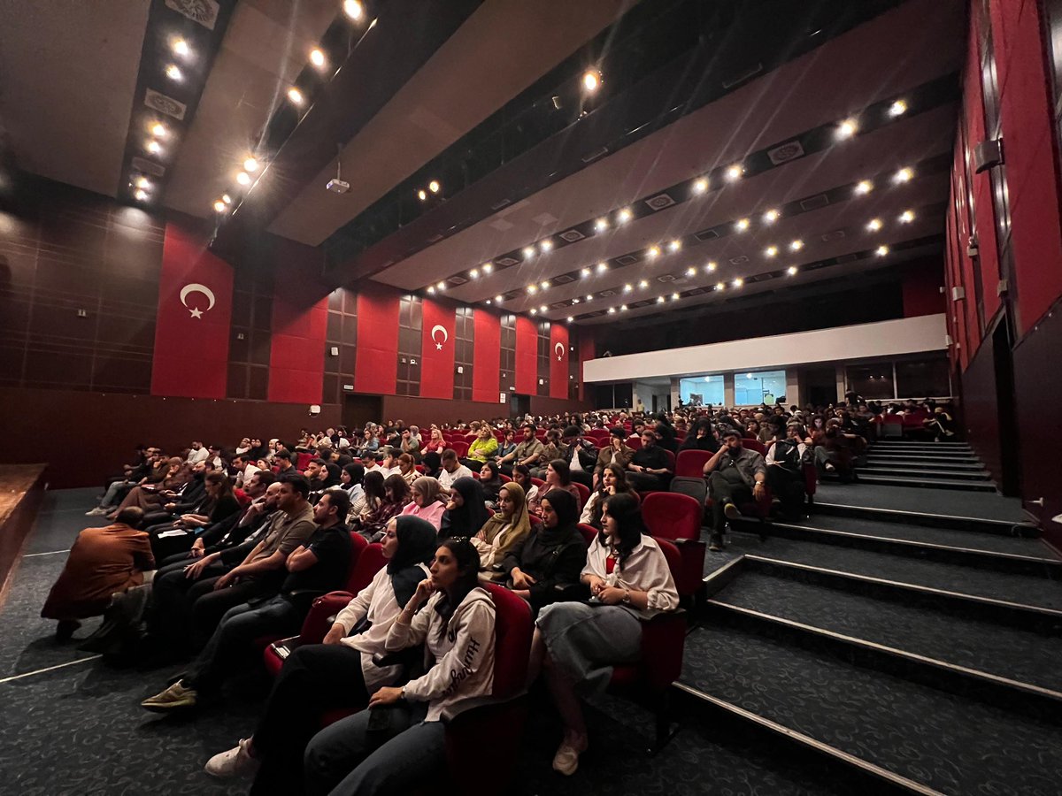 Üniversitemizde düzenlenen “Suriye’nin Geleceği Paneli-4”te, Esed rejimi dönemindeki insan hakları ihlalleri ve bu ihlallerin yeniden inşa sürecine etkileri ele alındı.

Türkiye İnsan Hakları ve Eşitlik Kurumu’ndan Kurul Üyesi Muhammet Ecevit Carti, Başkan Müşaviri Ayşegül