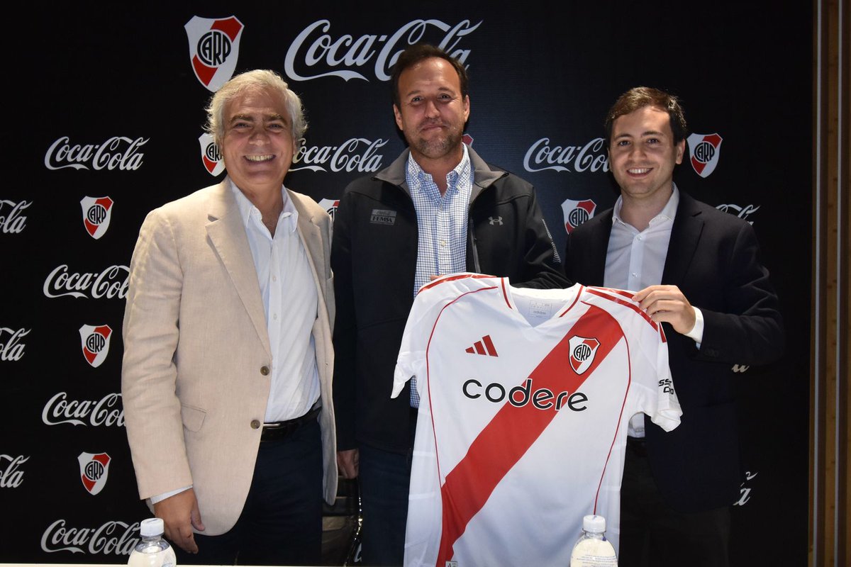 stefanocdicarlo's tweet photo. ⚪️🔴 @RiverPlate y @CocaColaAr, 44 años compartiendo los mismos colores 

Este lunes, junto a Luis Landoni (presidente de Marketing de River), Teodoro Kundig y Patricia Fernández (Coca-Cola), firmamos la renovación del vínculo más antiguo en la historia comercial del Club. https://t.co/gQiade0VN7