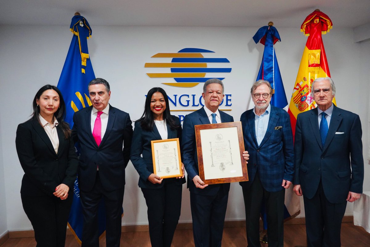 LeonelFernandez's tweet photo. Recibo con profunda sentido del honor la noticia de haber sido designado Miembro de Honor de la Fundación Carlos III de España, la más alta distinción que otorga esta ilustre institución.

Valoro sinceramente este reconocimiento como una expresión de aprecio hacia la labor que venimos realizando desde la Fundación Global Democracia y Desarrollo (FUNGLODE) en favor de la democracia, la educación, la cultura y el desarrollo de nuestros pueblos iberoamericanos.

Mi agradecimiento al presidente de la Fundación Carlos III, Don Carlos Escudero de Buxón, y a todos los miembros de su Junta de Patronato.