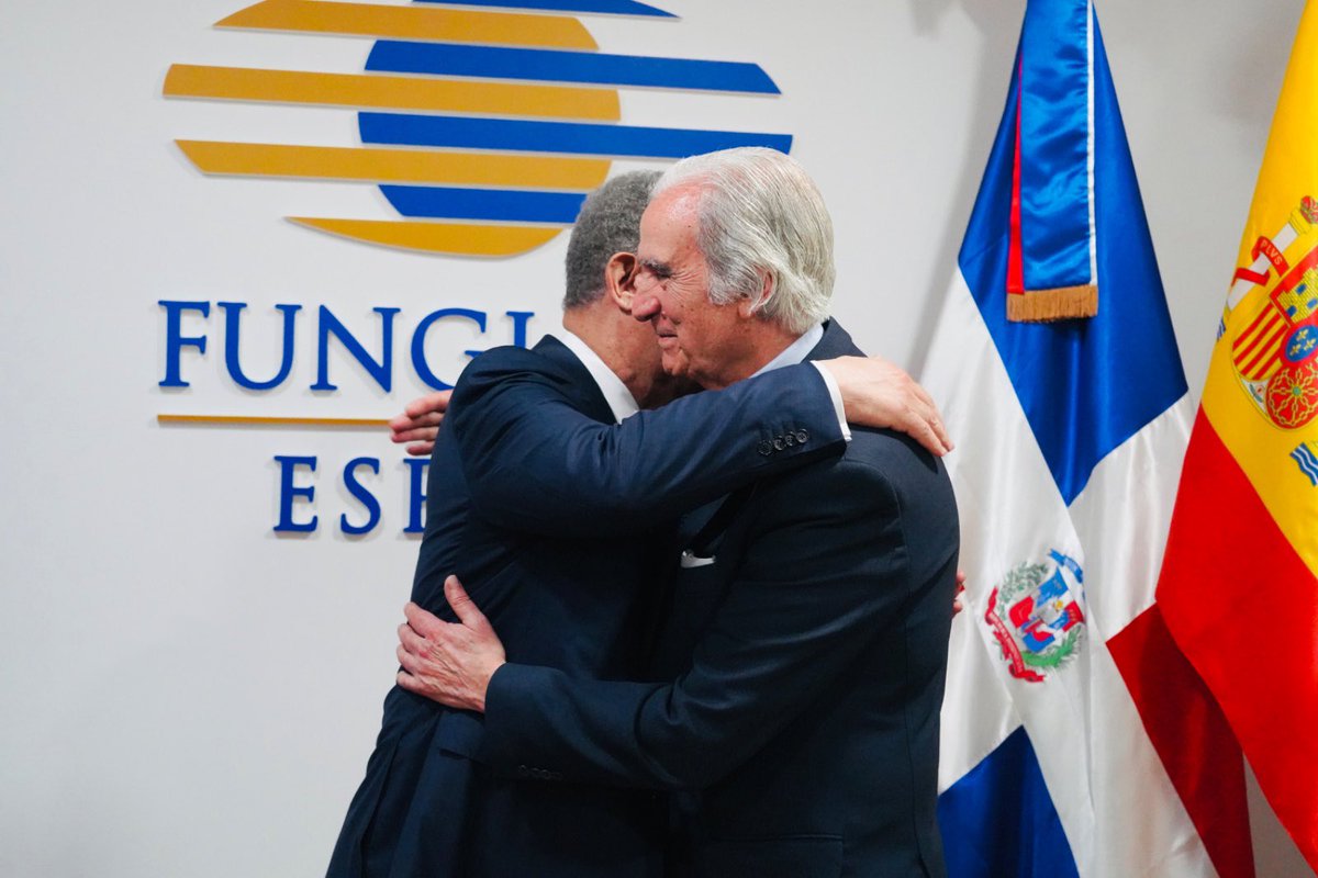 LeonelFernandez's tweet photo. Recibo con profunda sentido del honor la noticia de haber sido designado Miembro de Honor de la Fundación Carlos III de España, la más alta distinción que otorga esta ilustre institución.

Valoro sinceramente este reconocimiento como una expresión de aprecio hacia la labor que venimos realizando desde la Fundación Global Democracia y Desarrollo (FUNGLODE) en favor de la democracia, la educación, la cultura y el desarrollo de nuestros pueblos iberoamericanos.

Mi agradecimiento al presidente de la Fundación Carlos III, Don Carlos Escudero de Buxón, y a todos los miembros de su Junta de Patronato.
