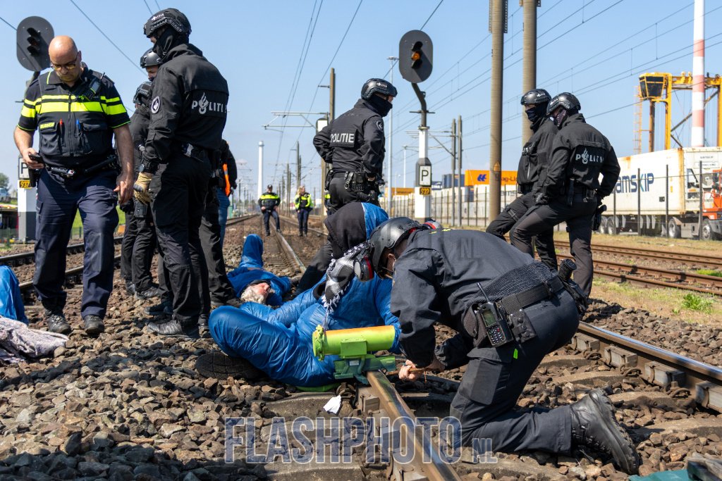 In beeld: Voor vierde keer blokkeren actievoerders een tijdlang de havenspoorlijn (met fotoreportage van <a href="/flashphotoNL/">Flashphoto NL</a> )

=> mp-produktie.nl/2025-04-25_Voo…

#Havenspoorlijn #Acties #Treinennieuws #Treinleven #Spoorwegen #Railways #Eisenbahnen #FlashphotoNL #ProRail