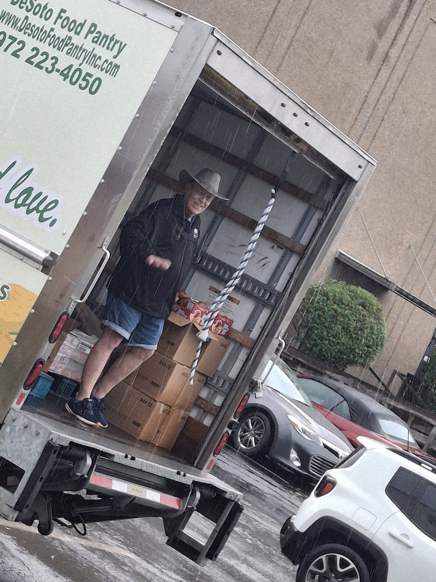 desototxrotary's tweet photo. DeSoto Rotarians supporting the DeSoto Food Bank! ❤️ if you're interested in helping in the future, they need help every Monday and Thursday. 
#SelfAboveSelf https://t.co/2MqGCKHi5S