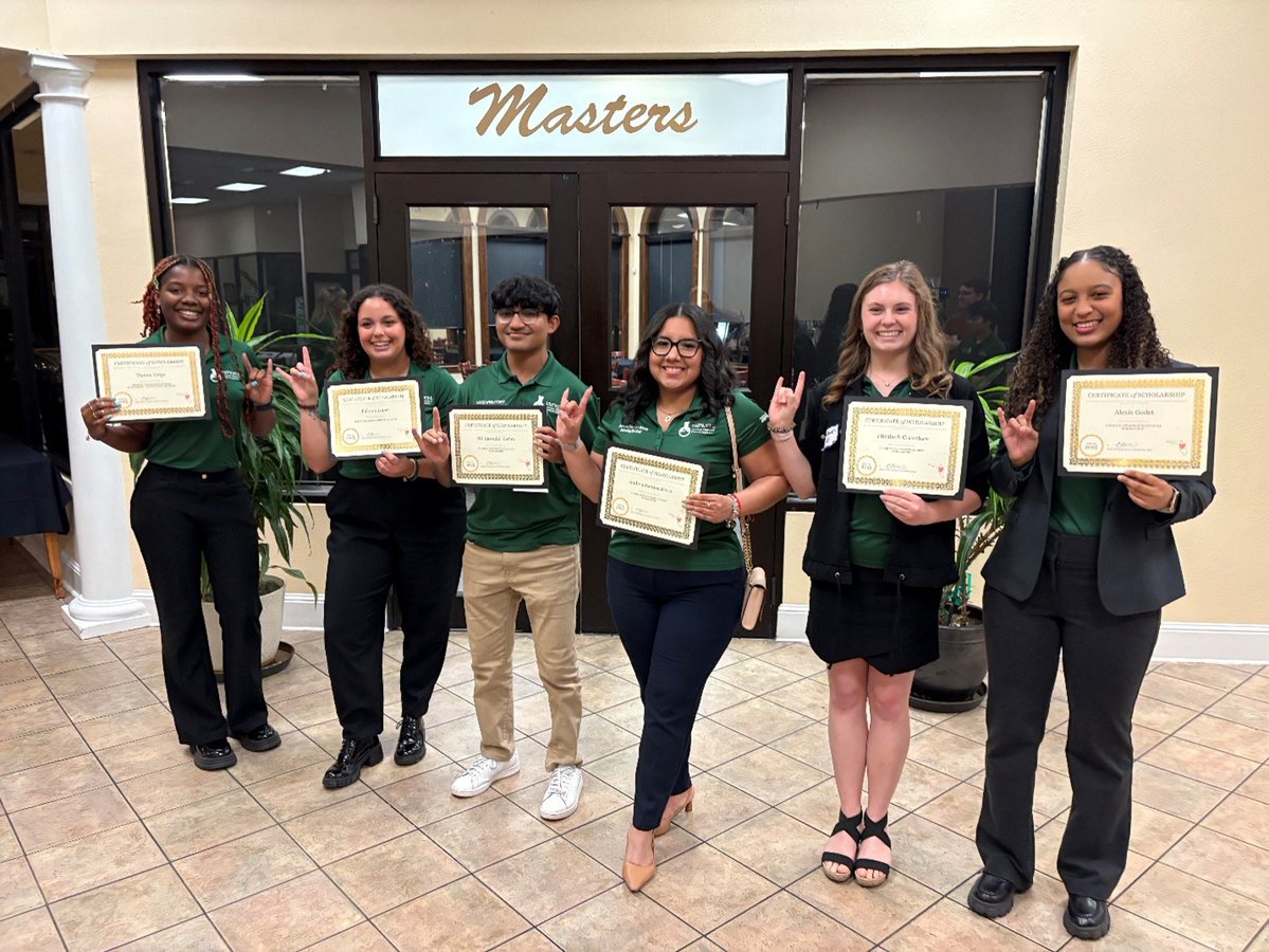 EngineeringUSF's tweet image. 🎉 USF Engineering celebrates six ChBME undergrads awarded scholarships at the 2025 AIChE Southern Regional Conference! 👏
🔗 👉 Read more here: bit.ly/4jLArPt
#USF #USFEngineering #USFBulls #GoBulls #AIChE #ChemicalEngineering #USFCOE #Innovation #USFNews
