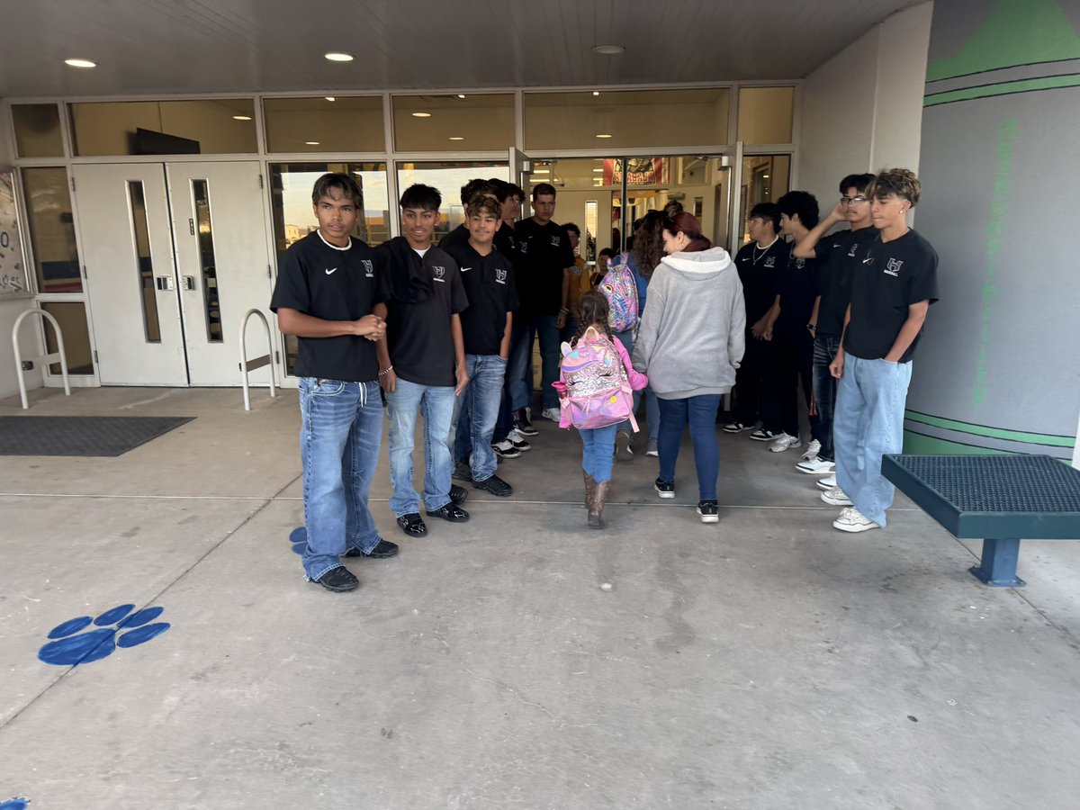 ScorpionsBase's tweet photo. Great morning greeting our future Scorpions at Desert Hills Elementary. Team had a blast talking with the kids! 

@MTrujillo_DHE @HDom_scorpion @OJGarcia12 @VanessaCardiel1 #Scorpionstrong https://t.co/0rn0OEk7f5
