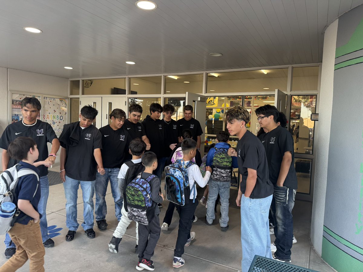 ScorpionsBase's tweet photo. Great morning greeting our future Scorpions at Desert Hills Elementary. Team had a blast talking with the kids! 

@MTrujillo_DHE @HDom_scorpion @OJGarcia12 @VanessaCardiel1 #Scorpionstrong https://t.co/0rn0OEk7f5