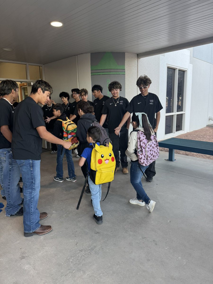 ScorpionsBase's tweet photo. Great morning greeting our future Scorpions at Desert Hills Elementary. Team had a blast talking with the kids! 

@MTrujillo_DHE @HDom_scorpion @OJGarcia12 @VanessaCardiel1 #Scorpionstrong https://t.co/0rn0OEk7f5