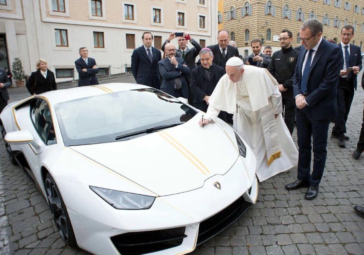 PropositoyVida's tweet photo. 2. En noviembre de 2017, el Papa Francisco recibió un Lamborghini Huracán personalizado. Lo bendijo, lo firmó y lo vendió por 950.000 dólares, donando todas las ganancias a obras de caridad. https://t.co/gxYkr4NyCf