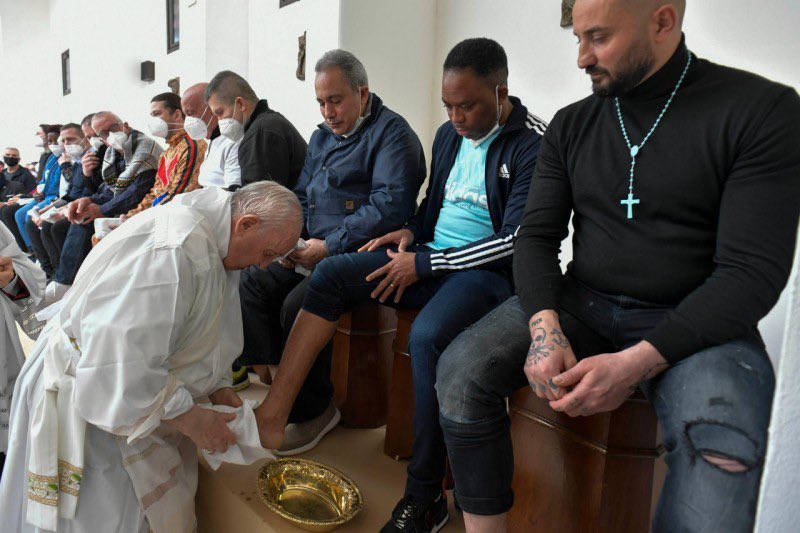 PropositoyVida's tweet photo. 6. En 2013, lavó los pies a 12 prisioneros, incluyendo mujeres y musulmanes, y conmocionó a muchos.

Durante 2000 años, los papas solo habían lavado los pies a los sacerdotes.

Su simple acto reescribió el simbolismo papal. https://t.co/6lGTreYQtl