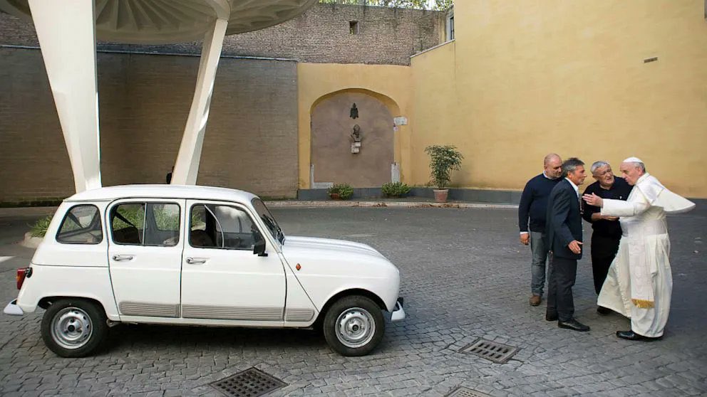 7. Francisco conducía un Renault de 1984 con 305.000 kilómetros cuando un sacerdote se lo regaló.

Rechazaba el "papamóvil" blindado siempre que le era posible.

Cuando le preguntaban por sus modestos coches, respondía: "¿Cómo es posible que un siervo de Dios se haga tan rico?".