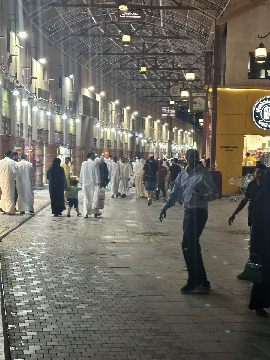 اليوم كنت في سوق المباركيه... ومن اجمل الاماكن بالكويت لكن ينقصه بعض الترتيبات....

1- ازالة سوق السمك اللي شوه المكان والروائح  الكريهه المنبعثة من سوق السمك لاتطاق...
ماله داعي وجوده بالمباركية لان سوق السمك الرئيسي قريب عليهم...

2-توفير دورات مياه متعددة ونظيفه....

سوق