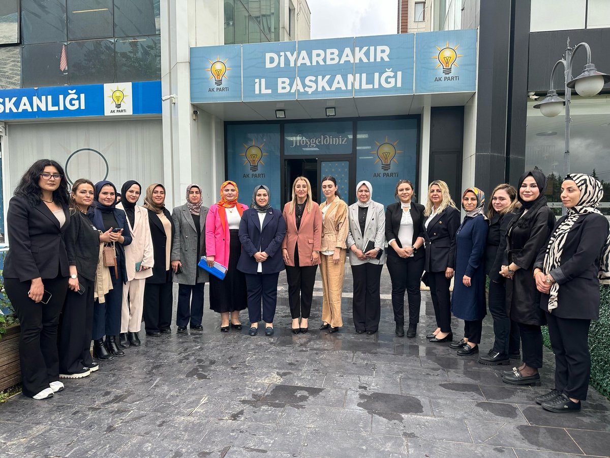 Genel Merkez Kadın K. Başkan Yardımcısı ve İnsan Hakları Başkanımız Sn. Gerçek Tekin, MKYK Üyemiz ve Bölge Sorumlumuz Sn. Sevil Can, MKYK Üyemiz ve İl Koordinatörümüz Sn. Av. Büşra Gölgül ve İl Kadın K. Başkanımız Sn.<a href="/mervenurseyit/">Ecz.Mervenur Seyit Beşe</a>; Yürütme Kurulu üyelerimizle ile bir araya geldi