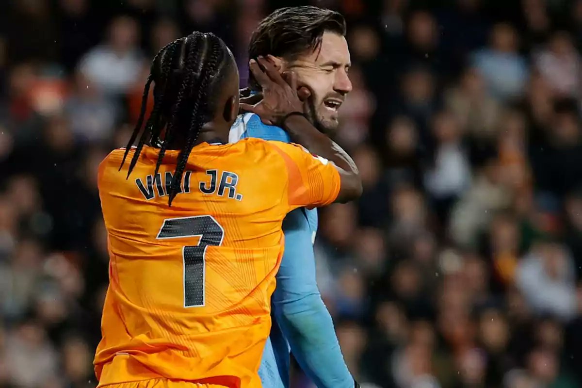 CuentaMister's tweet photo. ¿De qué se queja el REAL TRAMPAS?:

1) El REAL TRAMPAS es en estos momentos el equipo que más penaltis a favor ha lanzado en la Liga (12) seguido de lejos por el Betis (9) y más lejos su principal rival el Barça (7) con casi la mitad.

2) Vinicius AGREDIÓ a Dimitrievski. Una agresión por ley son un mínimo de 4 partidos, pero su "amigo" Soto Atraco omitió en el acta elementos claves para que solo fueran 2 partidos de sanción.

3) Bellingham INSULTÓ a Munuera diciéndole "FUCK OFF" en su cara. Esto según ley, son mínimo 4 partidos de sanción, de nuevo solo le pusieron 2 partidos.

4) Mbappé hace una entrada criminal sobre un jugador del Alavés que cualquiera ve que es agresión. De nuevo, son mínimo 4 partidos por normativa, pero le pusieron solo 1 de sanción ya que DE NUEVO SOTO ATRACO, omitió elementos clave en su acta del partido.

5) En la Supercopa arbitró GIL MANZANO, un arbitro que tiene registros históricos a favor del trampas y que no expulsó en dos acciones muy claras a Camavinga y a Vinicius.

6) Han llegado a la final de Copa con sendos ATRACOS al Celta en cuartos de final y a la Real Sociedad en semifinales.

7) Recientemente han protagonizado dos de los escándalos de la temporada. Uno en Europa con un robo al Atlético completamente miserable. Otro al Leganés en Liga con un penalti inexistente para el 1-0, una falta inexistente para el 3-2 y un penalti no señalado a favor del Leganés.

Todos los clubes de la Liga que callais @RCCelta @RealBetis @AthleticClub @Atleti @SevillaFC @GetafeCF @CDLeganes @RCDEspanyol @UDLP_Oficial @Osasuna etc... y que aún encima tratais de hacer creer que "Barça y Madrid son lo mismo" (cuando a Lewandowski le metieron 3 partidos por señalarse la nariz con el dedo y a Flick 2 partidos nadie sabe ni porqué, entre millones de ejemplos), sois cómplices de la destrucción del fútbol español por parte de estos TRAMPAS, el mayor fraude de la historia del deporte