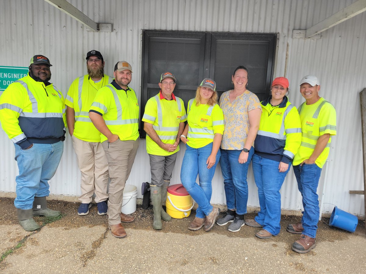 La_DOTD's tweet image. St. Martin and Lafayette construction crews showing their support for #NationalWorkZoneAwarenessWeek.
Remember this week aims to raise public awareness about the importance of work zone safety for both motorists and roadway workers. #GoOrange4Safety #NWZAW #respectthezone