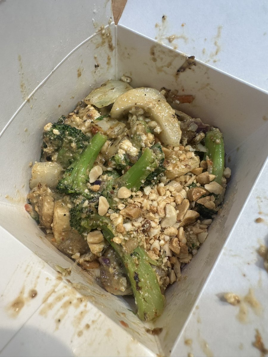 free_style_chef's tweet image. Ok this doesn’t look great but it’s tasty! 

Wok to Walk restaurant’s veggie mix with tofu in peanut sauce stir fry. 

#twittersupperclub #asianfood #stirfry