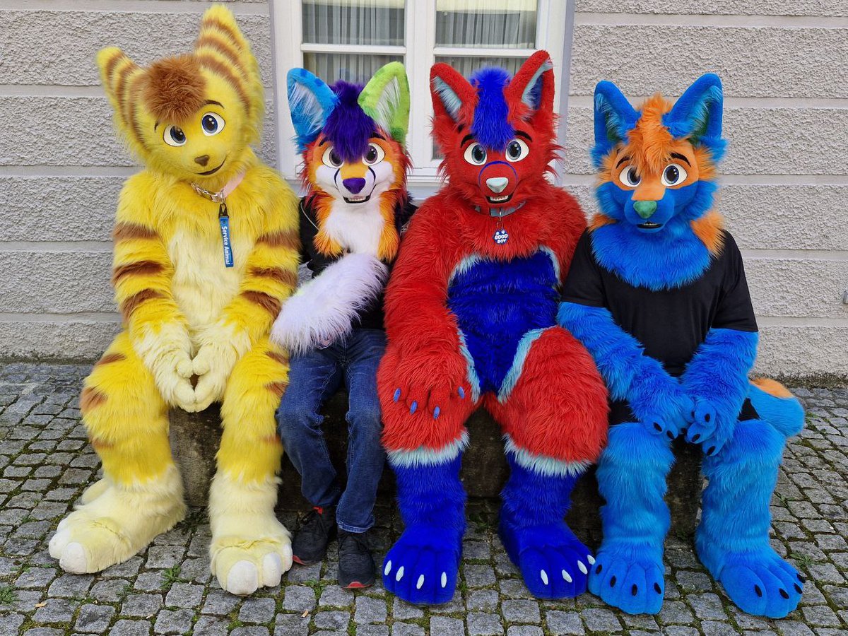 Zum #FursuitFriday ein abhängendes Wochenende 😆 vom Günzburger Suitwalk letztens
🟡 <a href="/ShizahLombax/">Shizah 🇩🇪</a> 
🍭🦊 <a href="/Jaro_Cat/">Jaro</a> 
🔴🦊 <a href="/ProeliumTheFox/">Proli 🦊❤️💙 🛤️</a> 
🟠🔵🐺 Oeffwolf 
📷 @nevo_the_Dragon