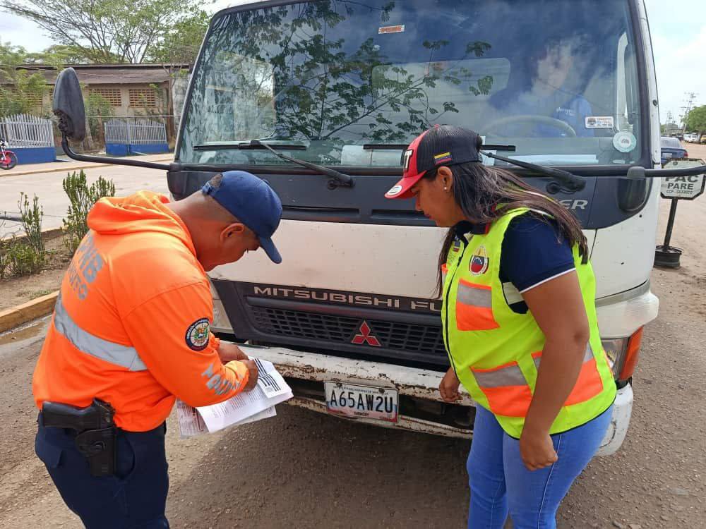 InttContigo's tweet image. Para garantizar movilidad segura de los operadores de transporte de carga, quienes son fundamentales para el desarrollo económico del país, los trabajadores de la oficina del #INTT en Zaraza llevan a cabo verificaciones del #ROTC en las Troncales 13 y 14 del estado Guárico.