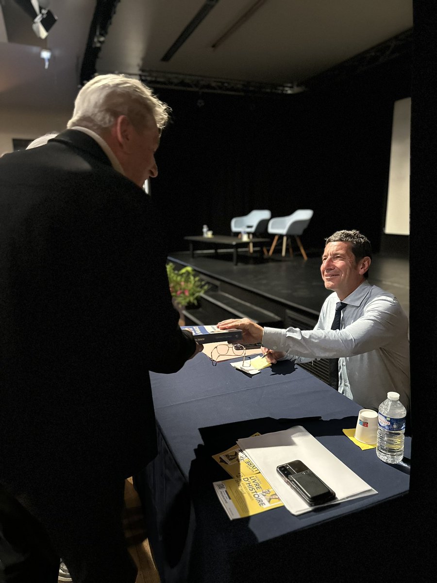 Merci <a href="/davidlisnard/">David Lisnard</a> pour ce bel échange au @SalonLivreHist ! À travers « Les Leçons de Pompidou » c’est toute la modernité, la rigueur et la vision d’un chef d’État qui résonnent encore aujourd’hui. Un moment fort pour la culture politique et la <a href="/villedegrasse/">Ville de Grasse</a> <a href="/TardieuCh/">Christophe Tardieu</a>