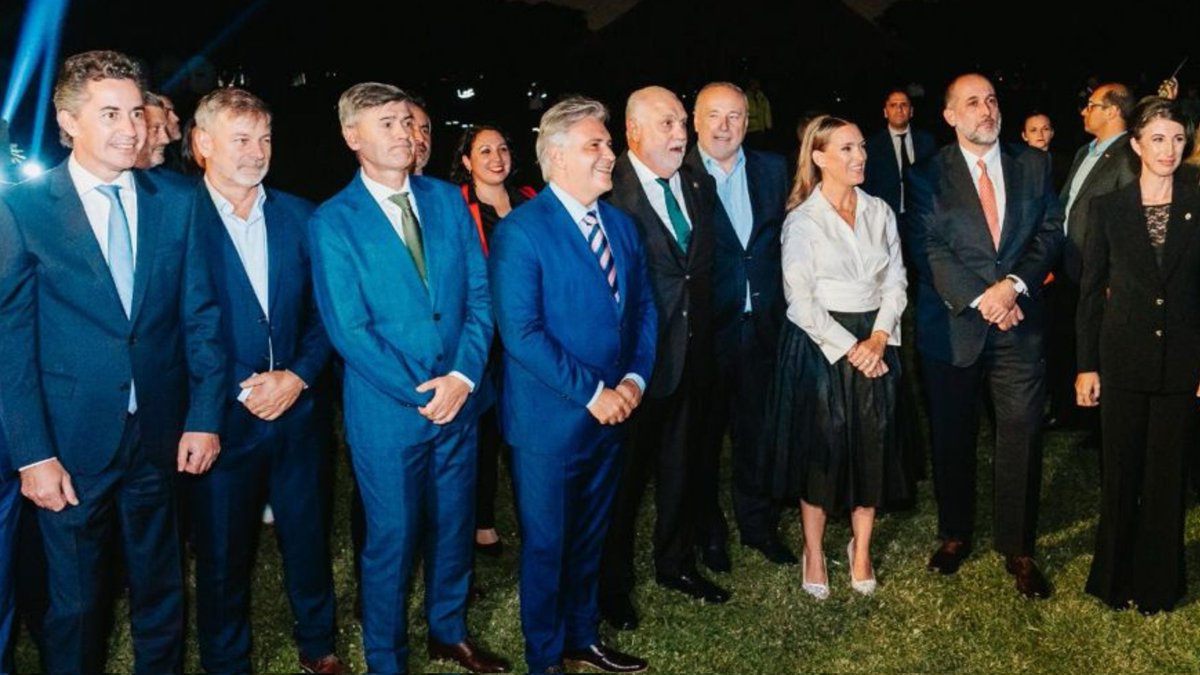 Celebrar los 30 años de la Universidad Siglo 21 es reconocer una historia de visión, compromiso y transformación educativa que nació en Córdoba y hoy llega a todo el país.

Y me alegra profundamente que una institución tan prestigiosa que ya desarrolla su oferta educativa en