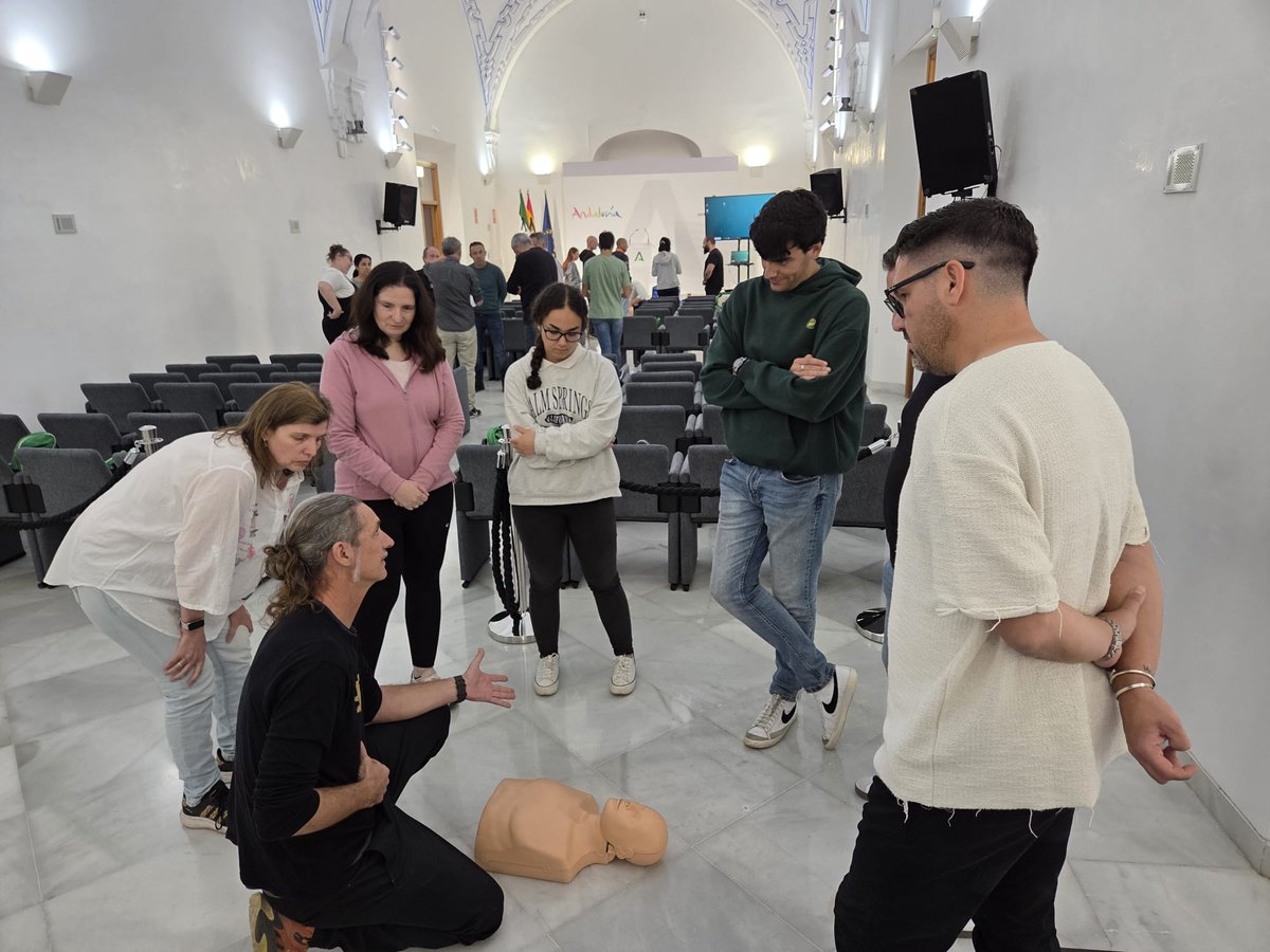 DeporteAND's tweet photo. 🧑⚕️ El Centro Andaluz de Medicina del Deporte #CAMD ha ofrecido un curso de reanimación cardiovascular básica a profesionales del #deporte, que se ha celebrado en #Córdoba 👏👏👏
#AndalucíaElLugarDelDeporte https://t.co/BhLc57MzHs