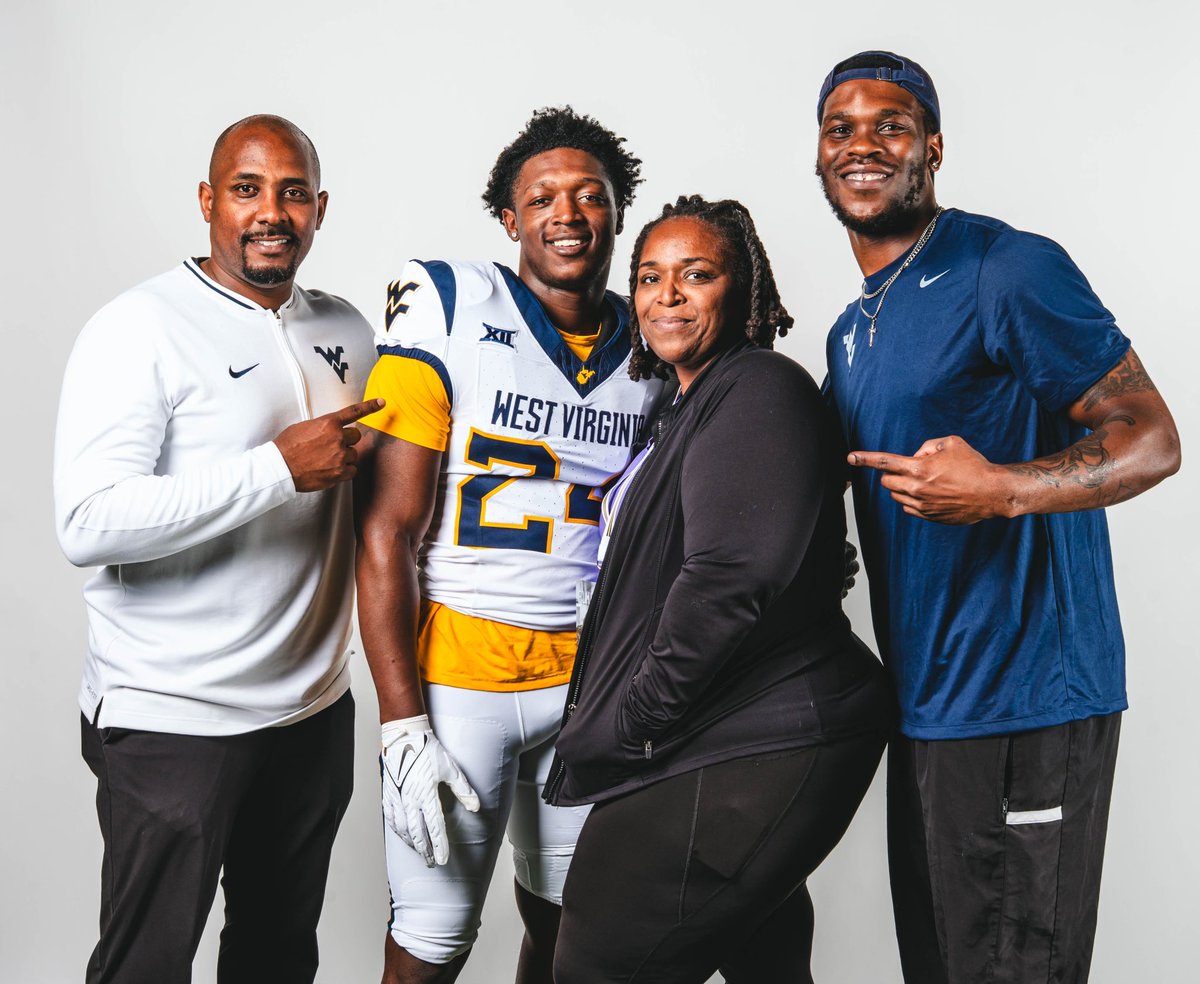 Had a Great time in West Virginia appreciate it coaches <a href="/CoachGF628/">Gabe Franklin</a> <a href="/CoachQuez_/">Jacquez Williams</a>  and the whole West Virginia staff for a great visit.