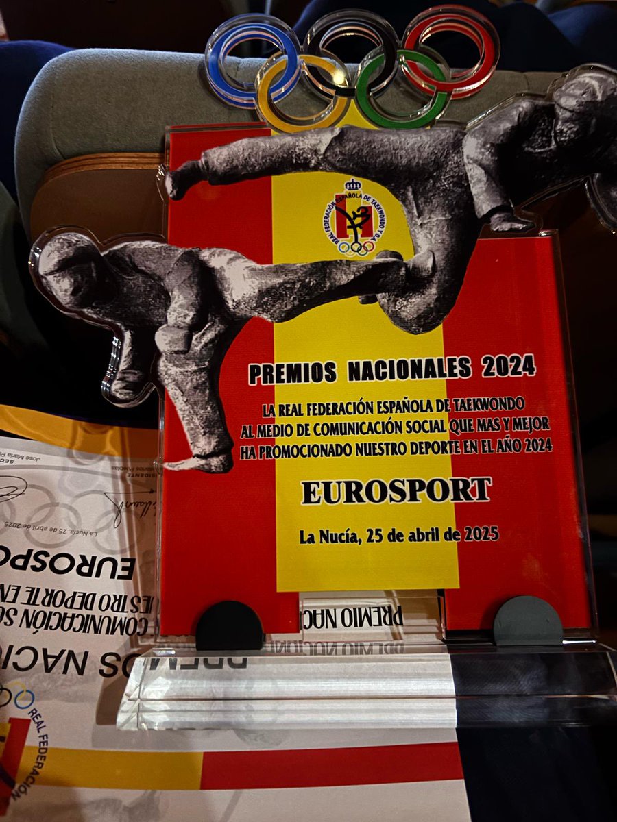 Muchísimas gracias a la <a href="/TAEKWONDORFET/">R.F.E.T. Taekwondo</a> por haber pensado que <a href="/Eurosport_ES/">Eurosport.es</a> merecía un premio por nuestra labor durante el año pasado.
Nos sentimos muy honrados y orgullosos.
❤️❤️❤️❤️❤️