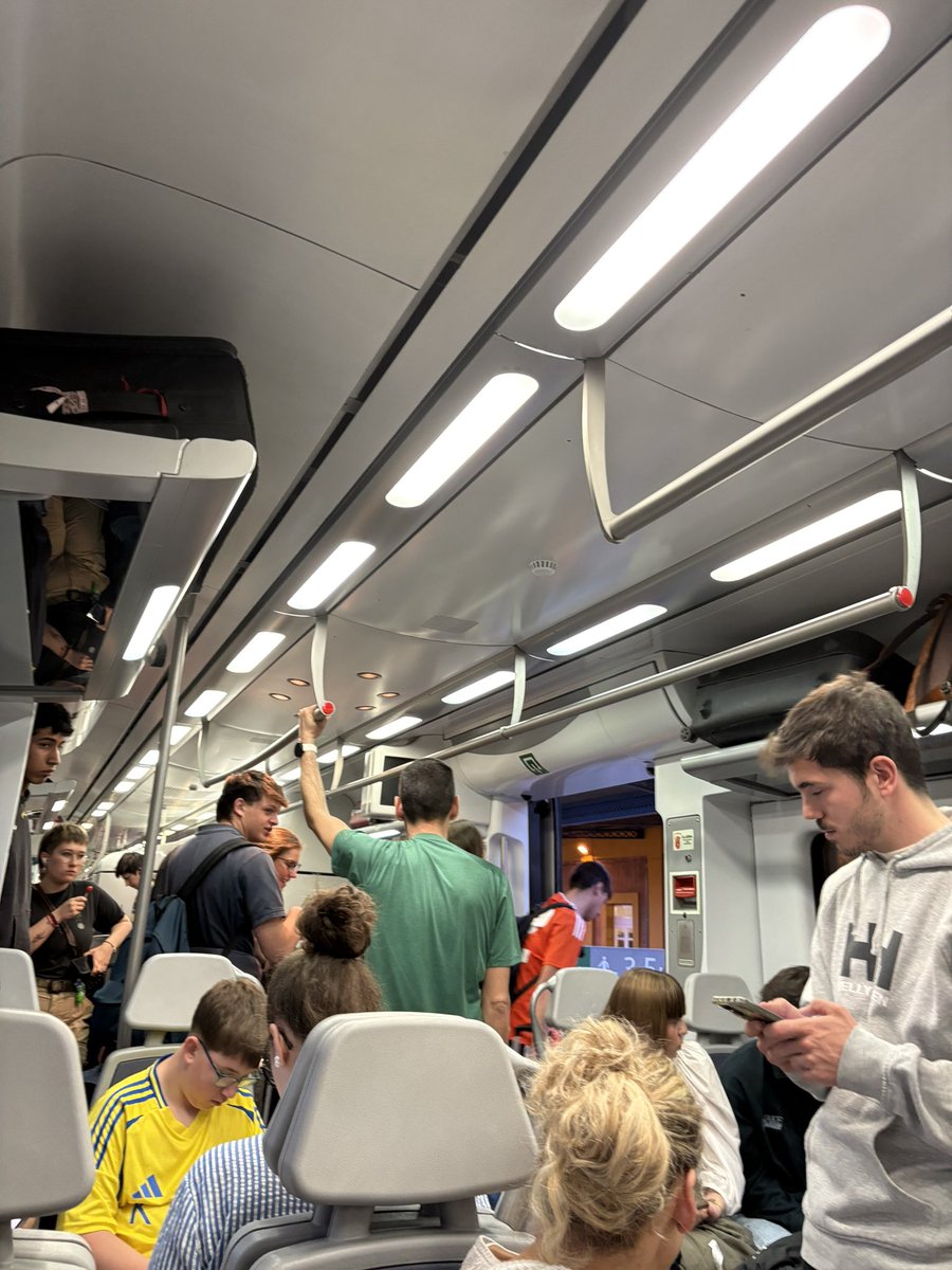 <a href="/oscar_puente_/">Oscar Puente</a> Situacion habitual. Zaragoza-Pamplona en lugar de un regional tenemos un cercanías. Los viajeros no tienen sitio. Muchos van de pie Cuando haya un accidente?? Saldrá de luto en los medios?? Esto es robar, engañar y maltratar a los españoles