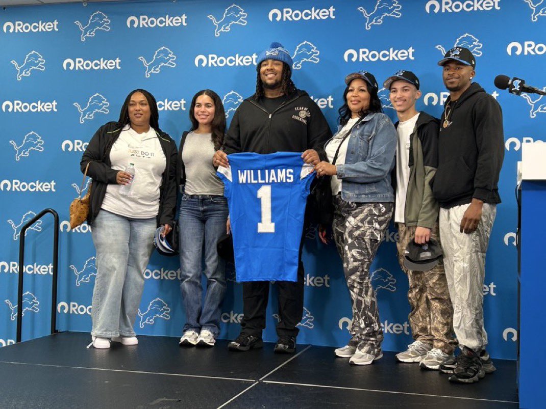 Tyleik Williams with his family in Allen Park 💙

(📸: <a href="/E_Woodyard/">Eric Woodyard</a>)