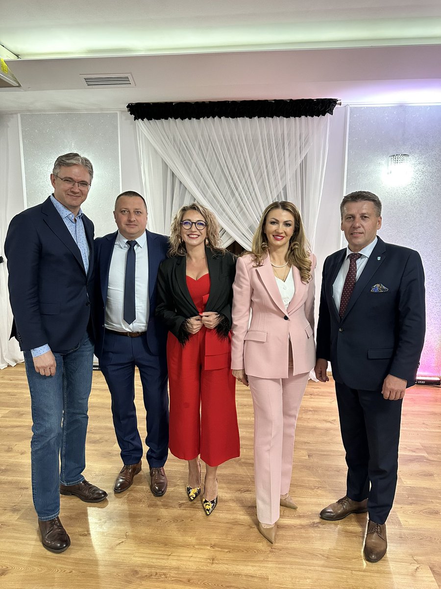 JarubasAdam's tweet photo. Łączmy, nie dzielmy. Budujmy wspólnotę, nie mury.
W tych niespokojnych czasach szczególnie ważne jest, byśmy byli razem. Bez jedności nie ma siły — ani w narodzie, ani w samorządach, ani w codziennym życiu.
#SpotkanieLudowców #Świętokrzyskie #NowePSL #TrzeciaDroga https://t.co/Br9iGMQHvR