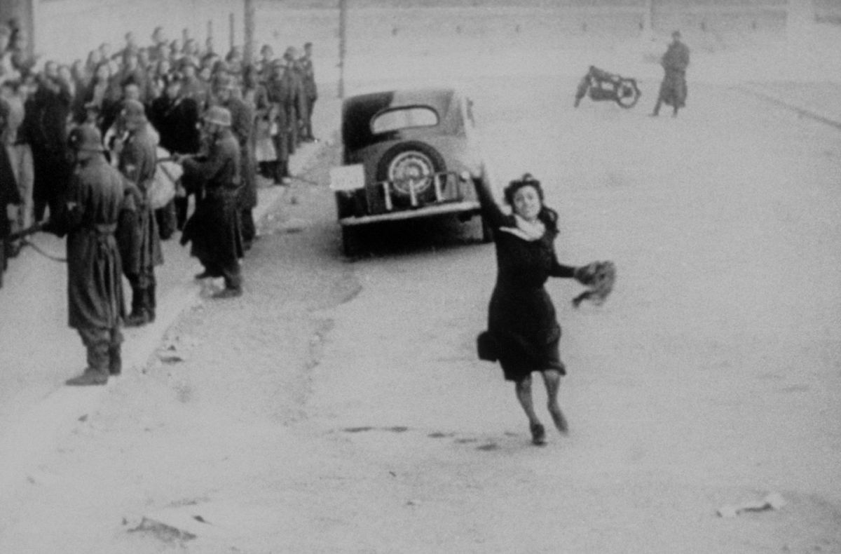 "El realismo no es la contemplación de la miseria y el sufrimiento, sino la forma artística de la verdad" Roberto Rossellini 
Roma, ciudad abierta (1945)