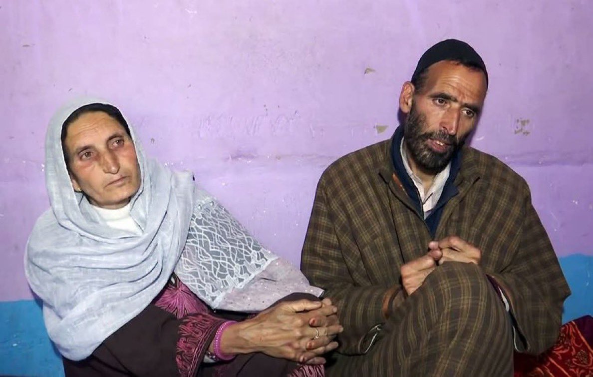 सैयद शाह हुसैन… 

घर का इकलौता चिराग, मां-बाप की उम्मीदों का आसमान। जिस घर में वो हंसता था, आज वहां खामोशी पसरी है लेकिन उस खामोशी के बीच एक गर्व भी है कि उनका बेटा पहलगाम के हमले में जिंदगियाँ बचाते हुए, आखिरी सांस तक डटा रहा

आतंक के साए से मासूम लोगो को बचाने के लिए खुद को