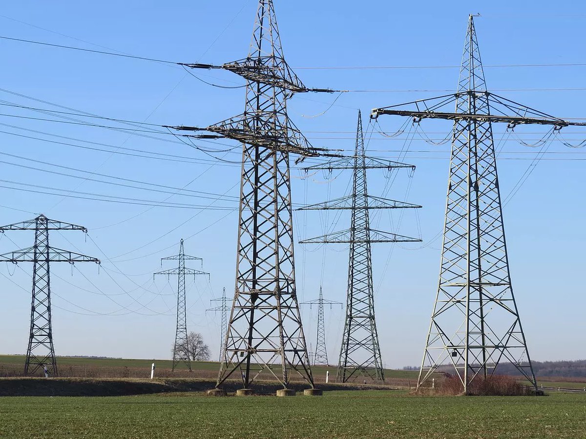 3/3 Leukämie bei Kindern, Lärm, Wertverlust des Grundstücks bis zu 50% und entstellte Landschaft wären die Folge. Wehrt euch dagegen, bevor es zu spät ist!