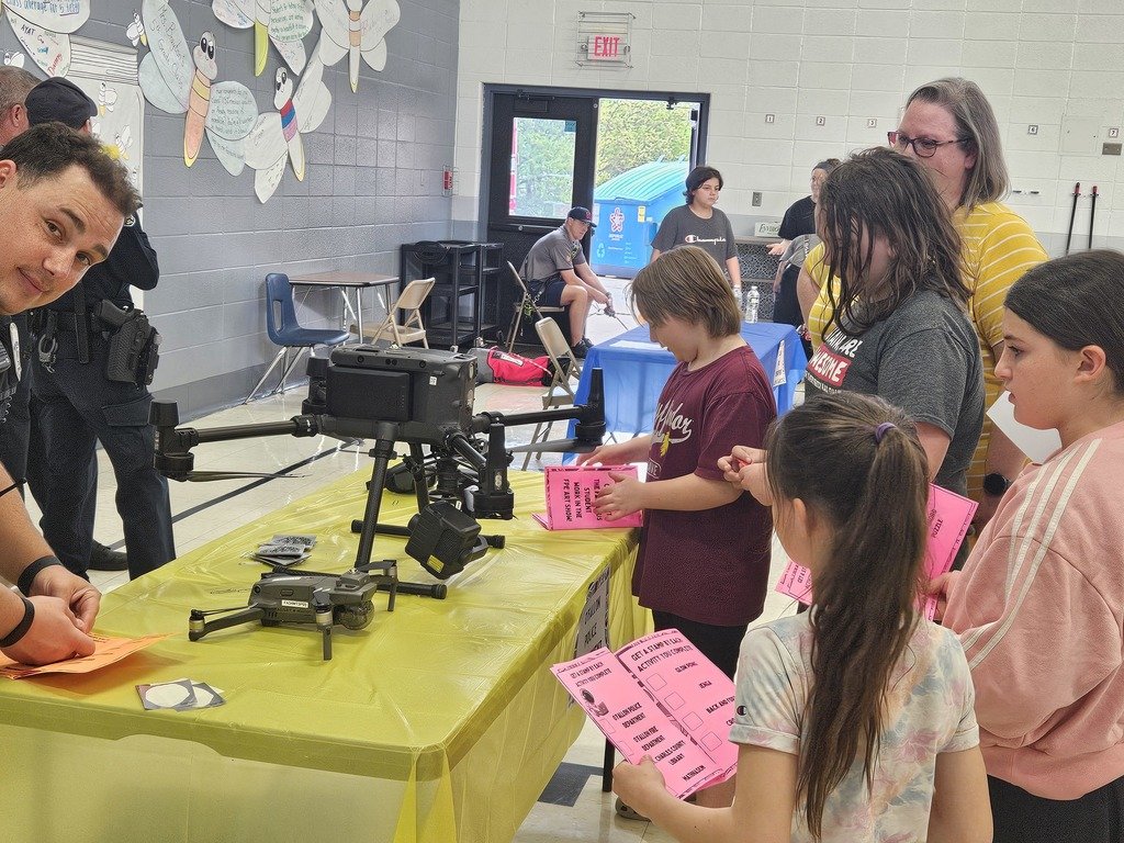 FPE hosted a STREAM (Science, Technology, Reading, Engineering, Art, and Math) Glow Night for our families. The event was educational and fun, offering an interactive way to explore STREAM subjects together.  It was a night full of curiosity, creativity, and community connection.