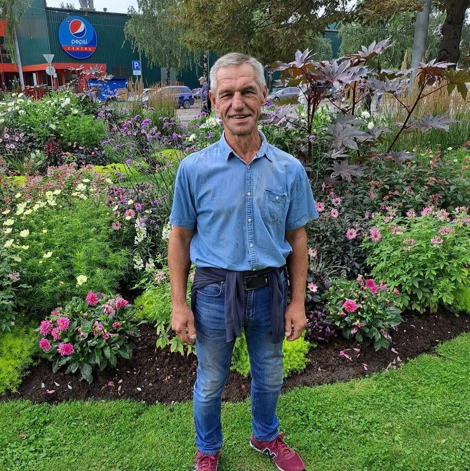 #policijameklē bezvēsts prombūtnē esošo Andreju Jakuņinu (1963.). Vīrietis pēdējo reizi redzēts š. g. 5. aprīlī Rīgā, Vērdiņu ielā. Augums 178 cm, kalsnas miesasbūves, īsiem sirmiem matiem. Ja zini viņa atrašanās vietu, zvani - 112!