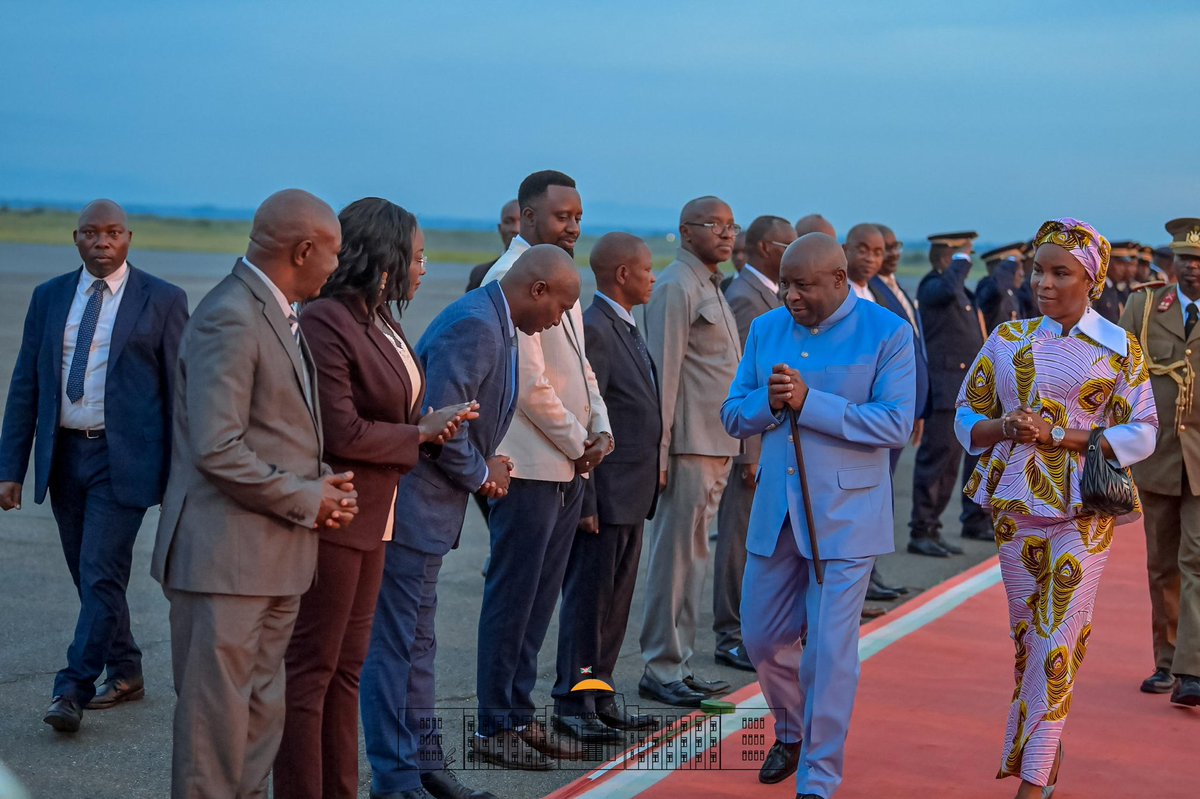 Ntare Rushatsi House (@ntarehouse) on Twitter photo Le Chef de l’Etat #Burundi -ais, SE <a href="/GeneralNeva/">SE Evariste Ndayishimiye</a>, accompagné par SE <a href="/Burundi1stLady/">Angeline Ndayishimiye Ndayubaha</a>, a voyagé à l’aube de ce 3 mai 2025 à destination de la ville d’ #Akanda, pour prendre part aux cérémonies d’investiture du Président de la République Gabonaise, SE <a href="/oliguinguema/">Brice Clotaire Oligui Nguema</a>
#communiqué Le Chef de l’Etat #Burundi -ais, SE <a href="/GeneralNeva/">SE Evariste Ndayishimiye</a>, accompagné par SE <a href="/Burundi1stLady/">Angeline Ndayishimiye Ndayubaha</a>, a voyagé à l’aube de ce 3 mai 2025 à destination de la ville d’ #Akanda, pour prendre part aux cérémonies d’investiture du Président de la République Gabonaise, SE <a href="/oliguinguema/">Brice Clotaire Oligui Nguema</a>
#communiqué