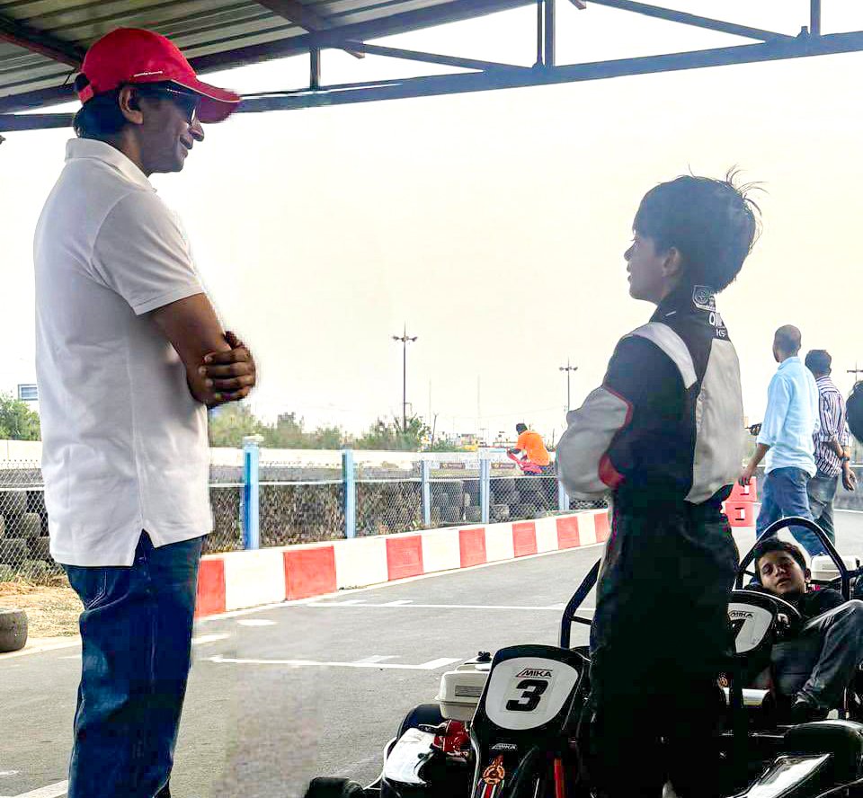 prakashpins's tweet image. Frame Paarunga Ji 📸

Racer @narainracing mentoring the next generation – A vintage champion guiding a new racing star! 🏎️🌟 #RacingWisdom

#AjithKumar #AjithKumarRacing @Akracingoffl