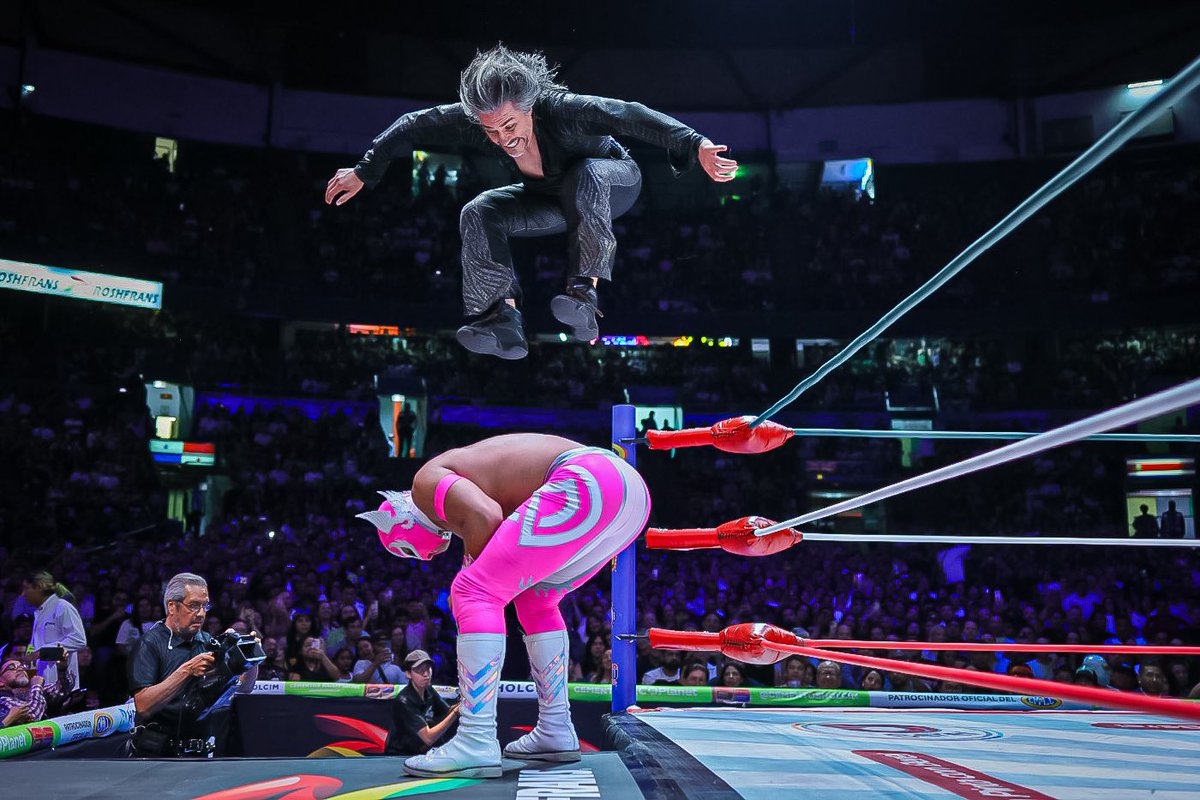 CMLL_OFICIAL's tweet image. Neón y Paul London empataron en un intenso #MatchRelámpago luego de que un el límite de tiempo de 10 minutos los sorprendiera entre múltiples acciones espectaculares.  

#ViernesEspectacularCMLL 
#CMLLvsMLW 
📺 EN VIVO “Campeón Mundial” y “Leyenda”: youtube.com/live/msRGczbsJ…