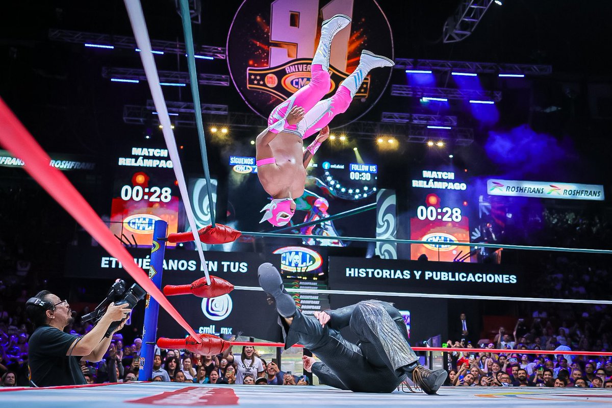 CMLL_OFICIAL's tweet image. Neón y Paul London empataron en un intenso #MatchRelámpago luego de que un el límite de tiempo de 10 minutos los sorprendiera entre múltiples acciones espectaculares.  

#ViernesEspectacularCMLL 
#CMLLvsMLW 
📺 EN VIVO “Campeón Mundial” y “Leyenda”: youtube.com/live/msRGczbsJ…