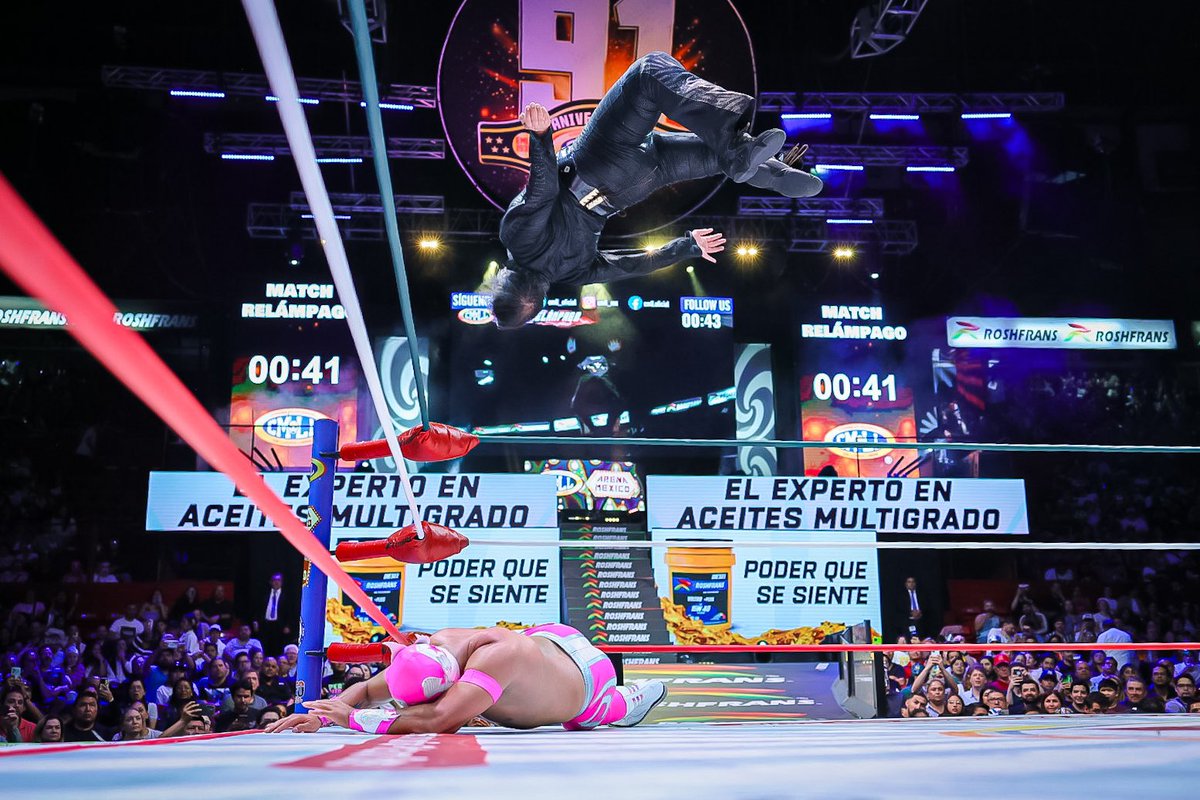 CMLL_OFICIAL's tweet image. Neón y Paul London empataron en un intenso #MatchRelámpago luego de que un el límite de tiempo de 10 minutos los sorprendiera entre múltiples acciones espectaculares.  

#ViernesEspectacularCMLL 
#CMLLvsMLW 
📺 EN VIVO “Campeón Mundial” y “Leyenda”: youtube.com/live/msRGczbsJ…