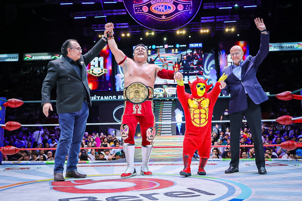 CMLL_OFICIAL's tweet image. ¡Guerrero Special! El Luchador de Otro Nivel, Último Guerrero, ha superado a Matthew Justice con su especialidad para convertirse en el nuevo Campeón de Peso Abierto de MLW. 

#ViernesEspectacularCMLL 
#CMLLvsMLW 
📺 EN VIVO “Campeón Mundial” y “Leyenda”: youtube.com/live/msRGczbsJ…