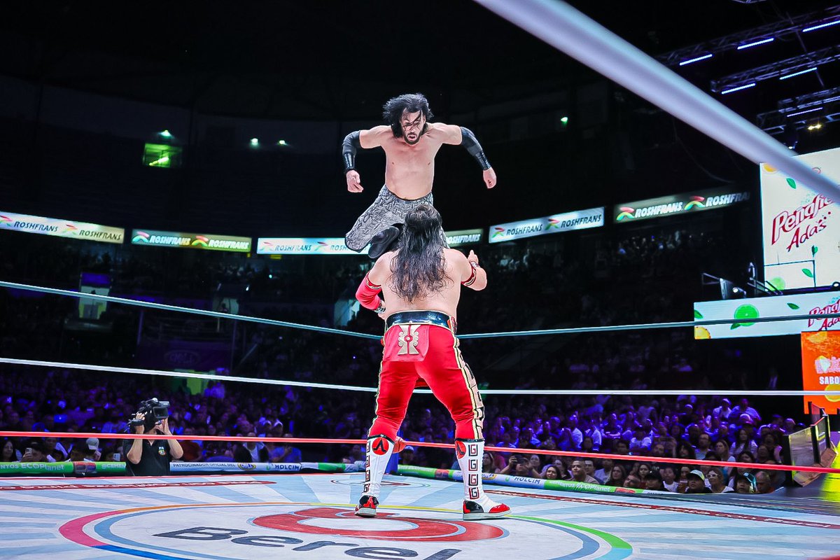 CMLL_OFICIAL's tweet image. ¡Guerrero Special! El Luchador de Otro Nivel, Último Guerrero, ha superado a Matthew Justice con su especialidad para convertirse en el nuevo Campeón de Peso Abierto de MLW. 

#ViernesEspectacularCMLL 
#CMLLvsMLW 
📺 EN VIVO “Campeón Mundial” y “Leyenda”: youtube.com/live/msRGczbsJ…