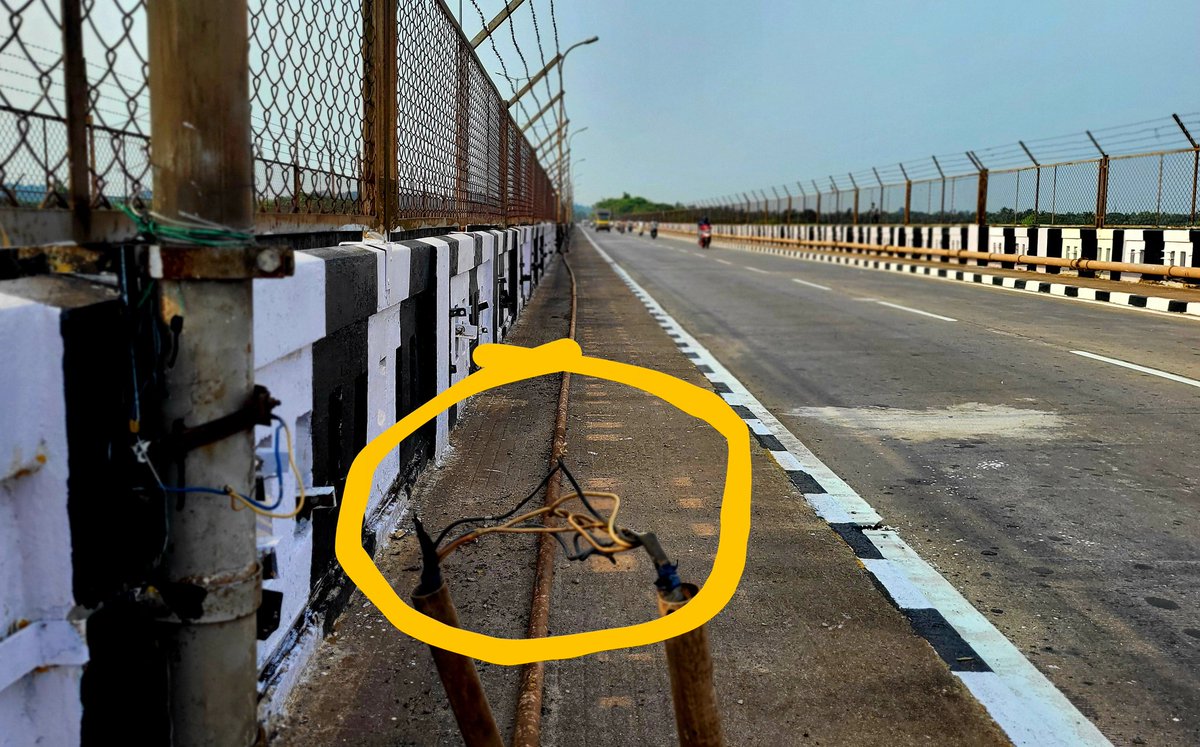 anilkumarsastry's tweet image. @NHAI_Official &apos;s open invitation for electrocution, #nh66 #netravathi old bridge footpath, Mangaluru. Despite closing the bridge for 1 month for rejuvenation, #nhai didn&apos;t replace rusted streetlight pipeline along the footpath. @DCDKOfficial @compolmlr @MORTHIndia @OfficeOfNG